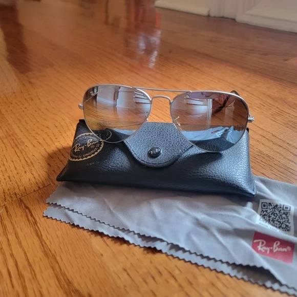 Ray-Ban Aviator Polarized Sunglasses with Case - Picture 2 of 5
